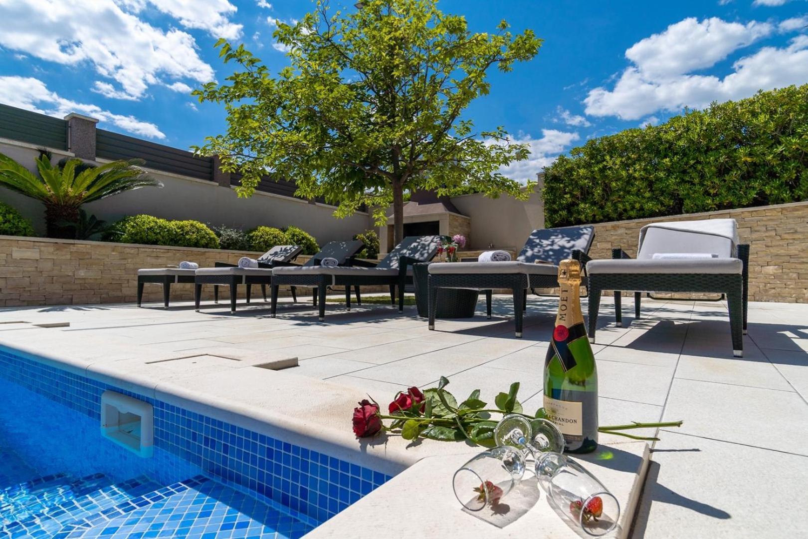 Luxury Villa Lucas With Heated Pool, Whirlpool, Sauna, 14 Pax 珀德垂那 外观 照片